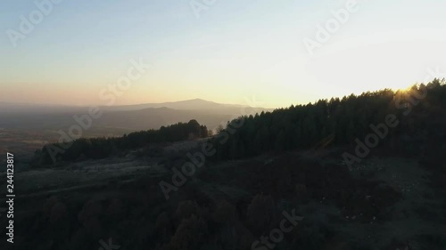 schöner Sonnenuntergang in einem kleinen dorf in den bergen von Nord Griechenland 