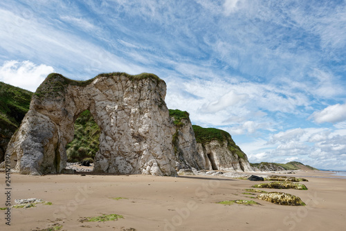 Nordirland - Kalksteinformation am White Rocks Beach bei Portrush photo