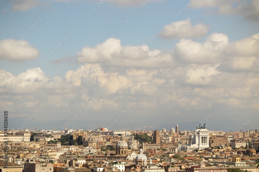 Roma, Italia: Vista aerea sui tetti e le chiese di Roma