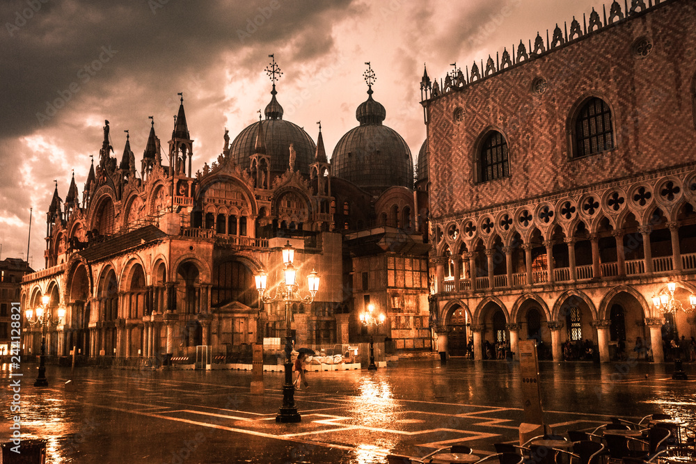 Catedral de San Marcos en Venecia, Italia una noche de lluvia.