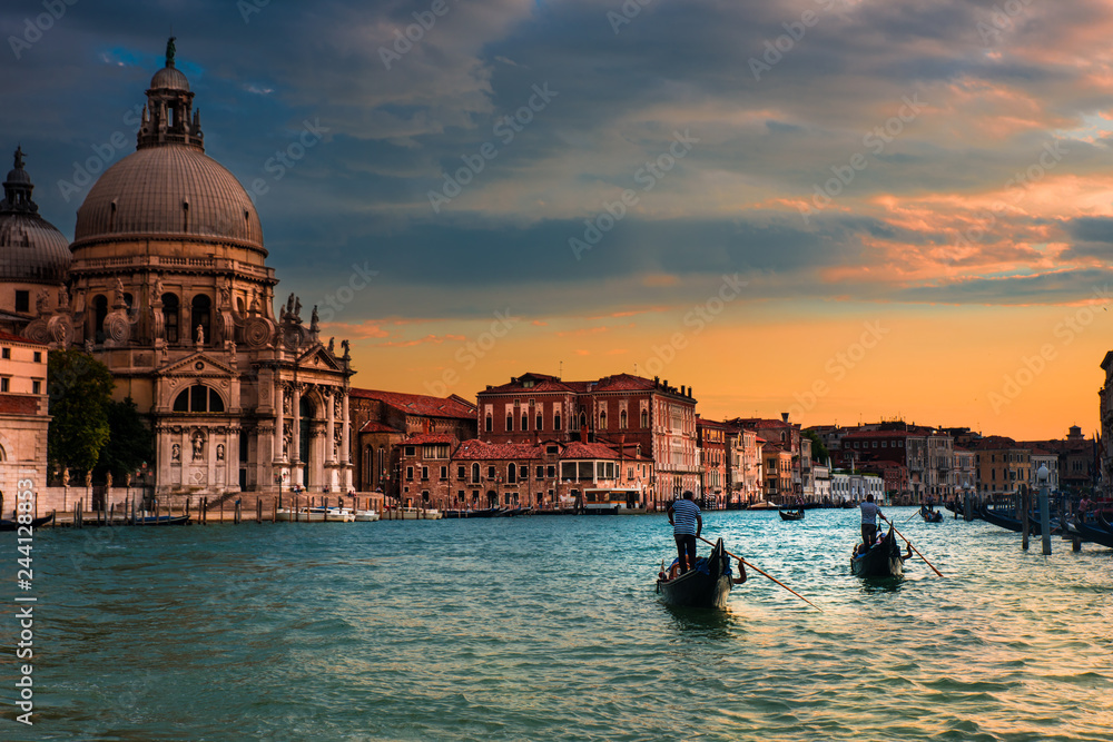 Dos gondolas en Venecia, Canal grande frente a Santa Maria de la Salute, Italia