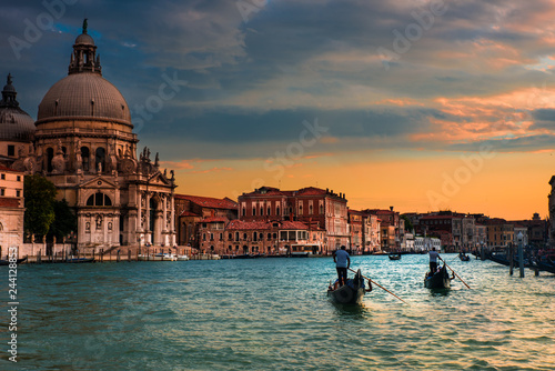 Dos gondolas en Venecia, Canal grande frente a Santa Maria de la Salute, Italia