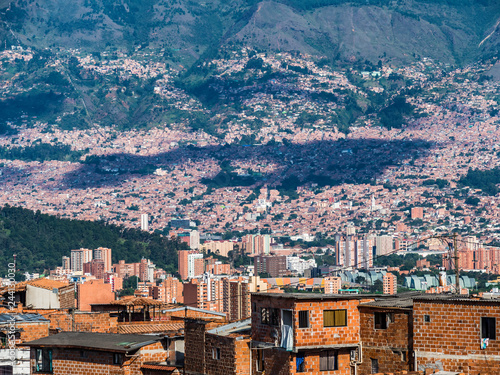 Obraz na płótnie Impressive Skyline of Medellin viewed from Comuna 13 w salonie