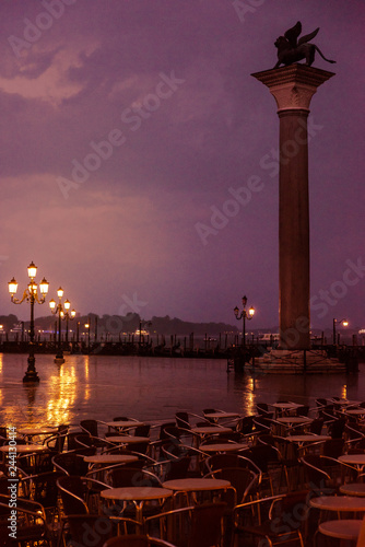 Venezia, Italia, Plaza San Marcos de noche.
