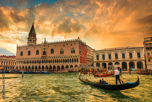 Gondolas en plaza San Marcos Venecia, Italia.