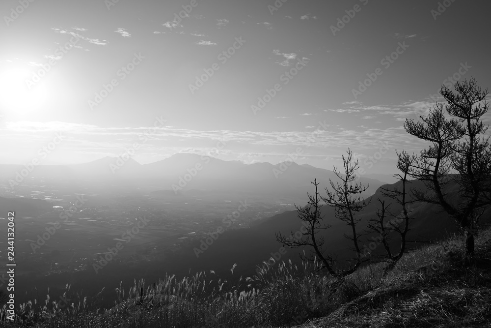 Fototapeta premium 阿蘇のモノトーン風景