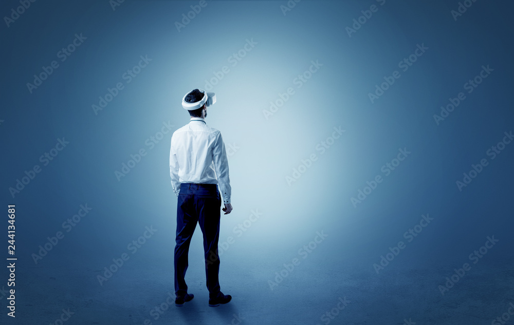 Obraz premium Businessman wearing vj glasse in an empty room with no wallpaper