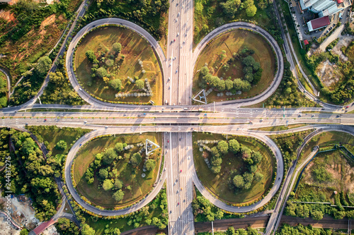 Φωτογραφία Aerial shot of a motorway with cloverleaf pattern