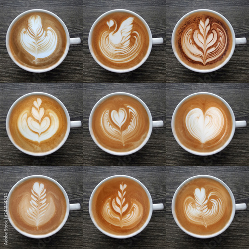 Collectie van bovenaanzicht van latte art koffiemokken op hout achtergrond.