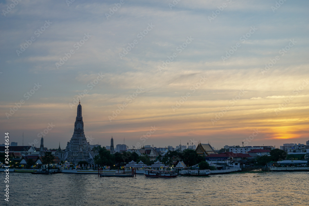 Naklejka premium sunset over the city