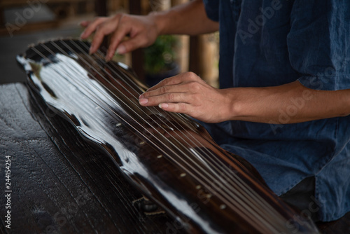 Canvastavla The man is playing the Guqin