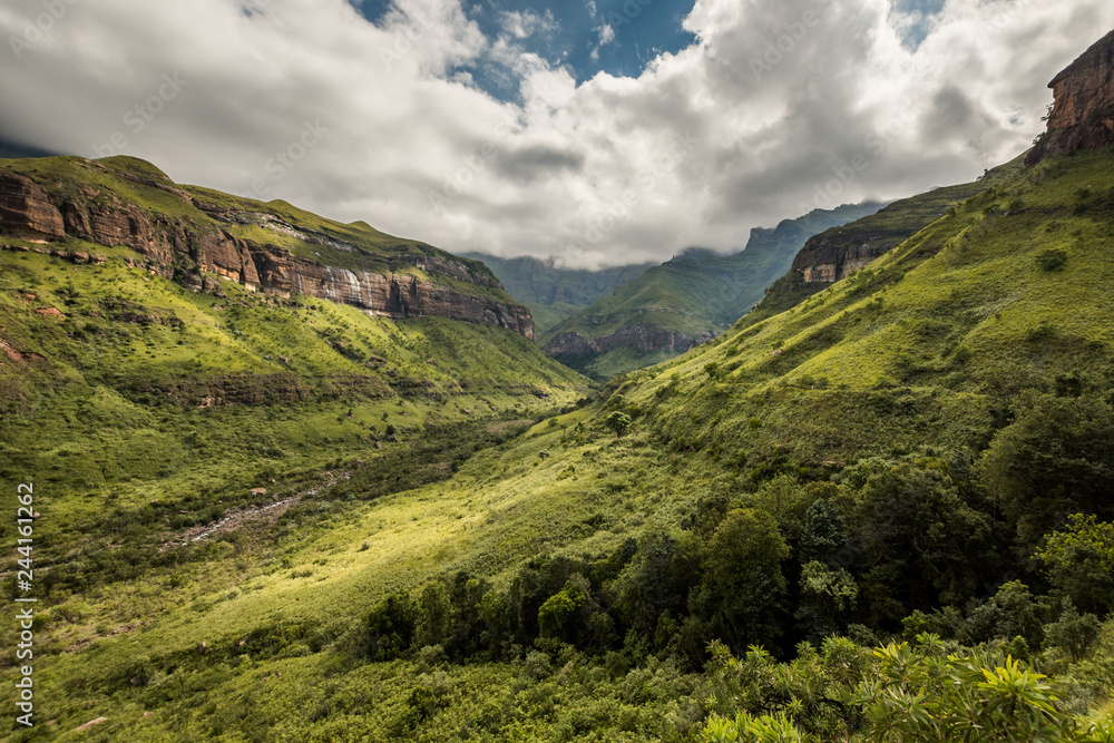 Naklejka premium Ciffs and mountain sides on the Thukela hike to the bottom of the Amphitheatre's Tugela Falls in the Royal Natal National Park, Drakensberg, South Africa