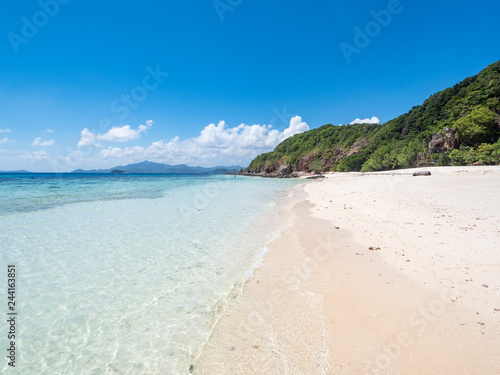 Fototapeta Naklejka Na Ścianę i Meble -  Beautiful white sand beach and blue sky. Coron, Busuanga island, Palawan province, Philippines. November, 2018