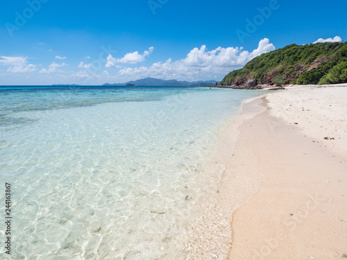 Fototapeta Naklejka Na Ścianę i Meble -  Beautiful white sand beach and blue sky. Coron, Busuanga island, Palawan province, Philippines. November, 2018