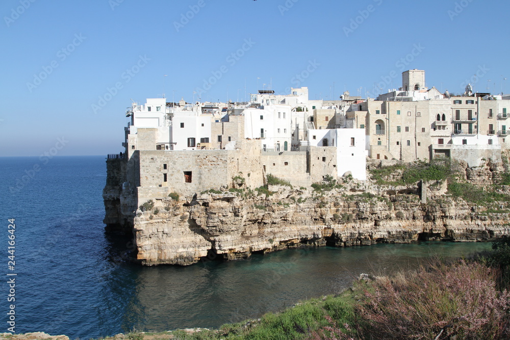 città di Polignano di Bari arroccata sul mare città di Polignano di Bari arroccata sul mare