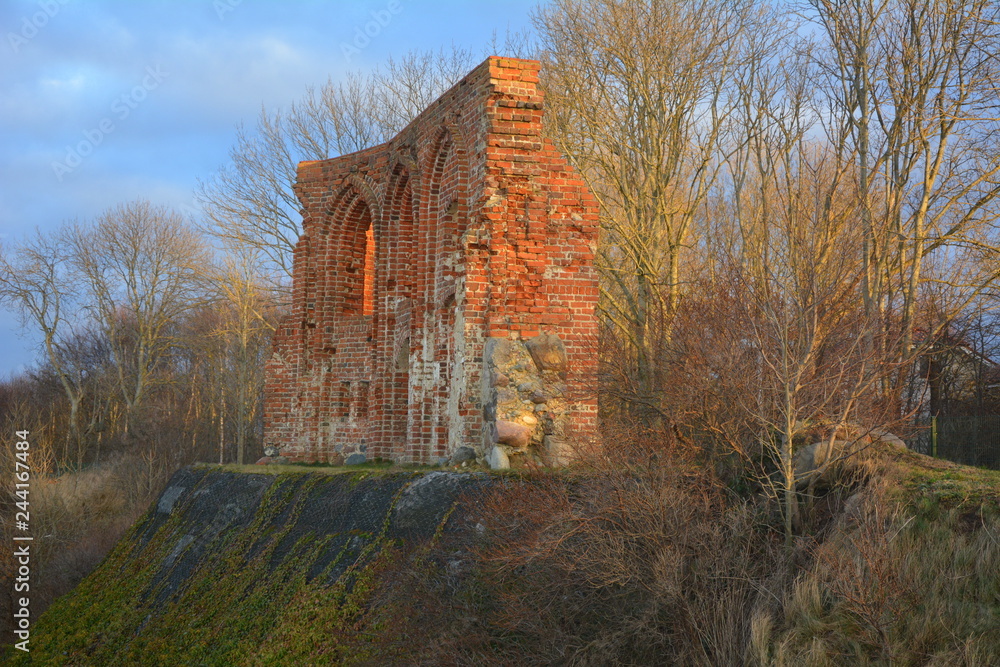 Obraz premium Kirchenruine Hoff in Trzesacz an der polnischen Ostsee