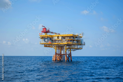Φωτογραφία Oil and gas offshore wellhead platform.