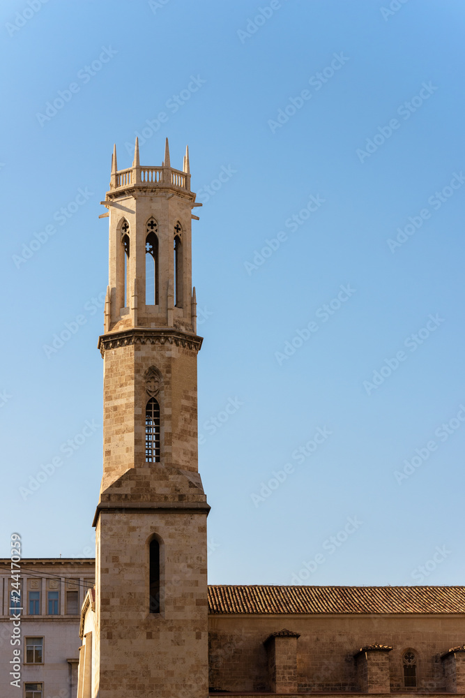 Campanario de la iglesia de San Agustín bajo un cielo azul. Valencia. España