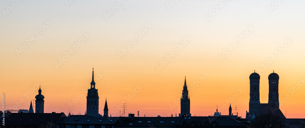 Obraz premium Monachium sylwetka podczas zachodu słońca w lecie