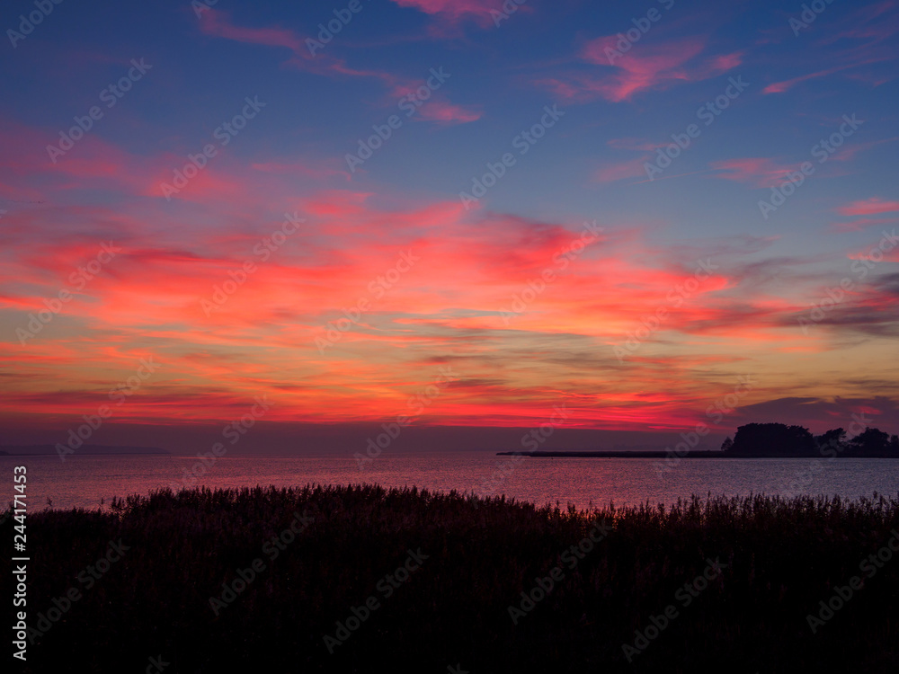 Lichtstimmung am Abend bei Zarrenzin mit Blick zur Insel Bock im Nationalpark Vorpommersche Boddenlandschaft, Mecklenburg Vorpommern, Deutschland Lichtstimmung am Abend bei Zarrenzin mit Blick zur Insel Bock im Nationalpark Vorpommersche Boddenlandschaft, Mecklenburg Vorpommern, Deutschland