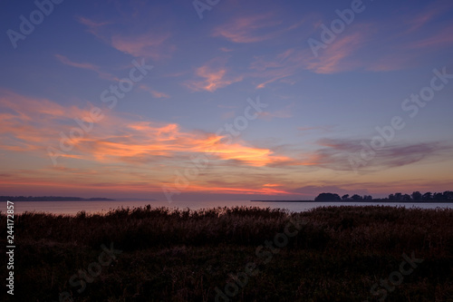 Lichtstimmung am Abend bei Zarrenzin mit Blick zur Insel Bock im Nationalpark Vorpommersche Boddenlandschaft, Mecklenburg Vorpommern, Deutschland © dina
