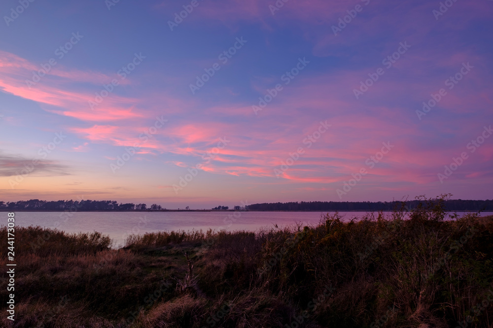 Obraz premium Lichtstimmung am Abend bei Zarrenzin mit Blick zur Insel Bock im Nationalpark Vorpommersche Boddenlandschaft, Mecklenburg Vorpommern, Deutschland