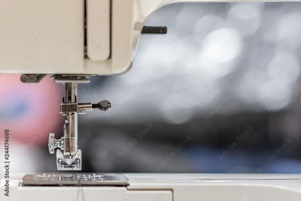 La aguja de una máquina de coser
