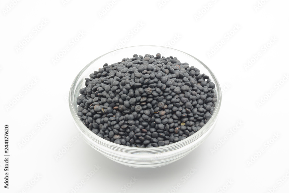 Lenteja negra o caviar en un bol de cristal sobre fondo blanco Lenteja negra o caviar en un bol de cristal sobre fondo blanco