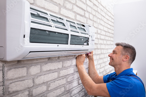Fotografía Technician Fixing Air Conditioner