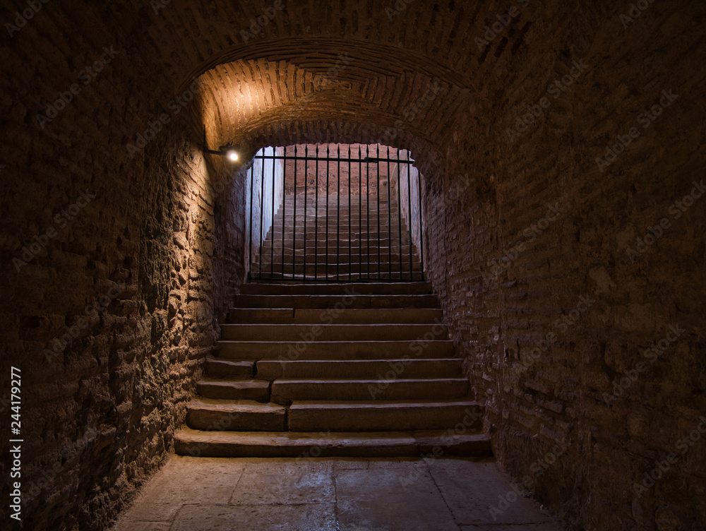 Treppe in Kellergewölbe mit einem Gitter gesperrt