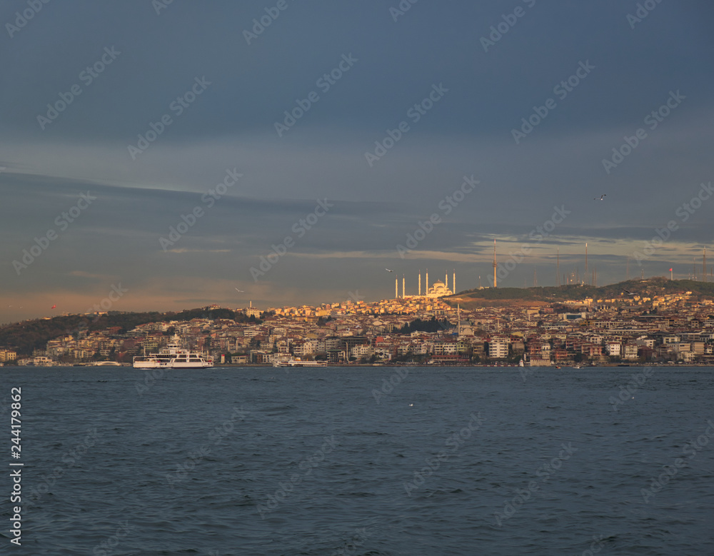 Blick über den Bosporus auf eine große Moschee