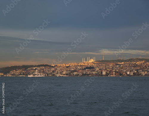 Blick über den Bosporus auf eine große Moschee