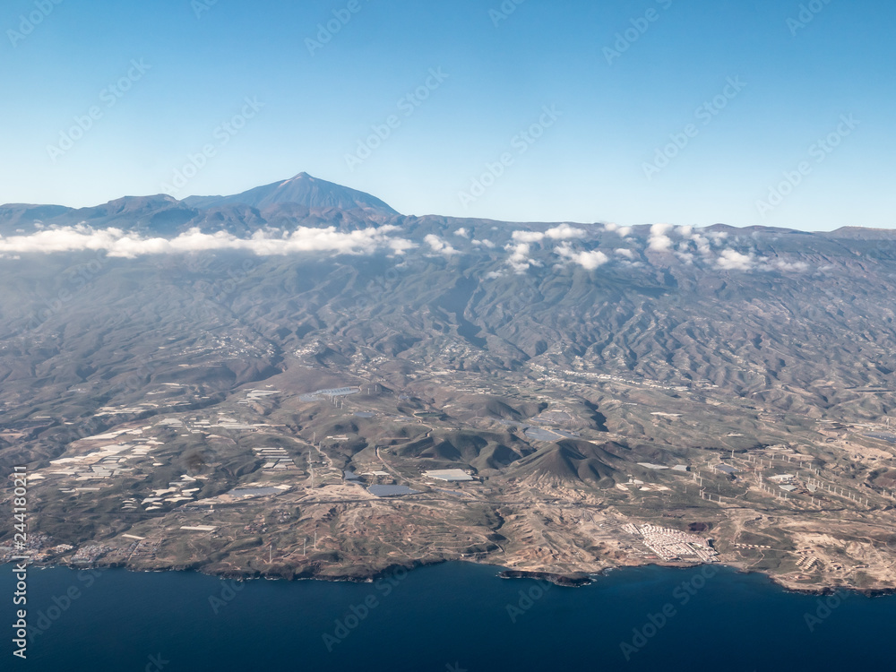 Φωτογραφία Aerial view of the east coast of Gran Canaria, Canary Islands, with its changing geography from the coast and plains rising to the interior mountains