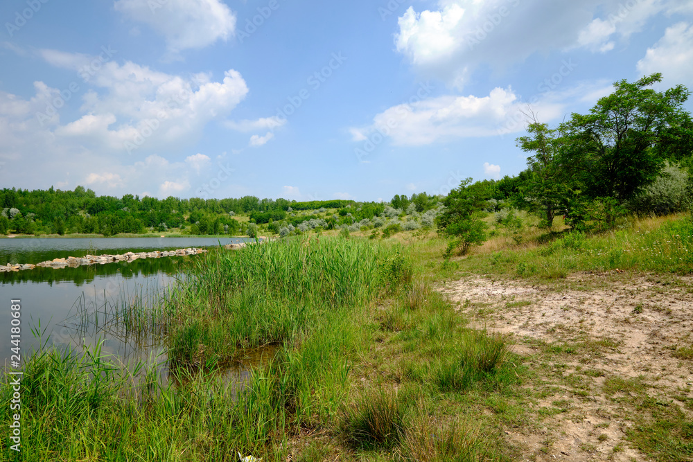Natur am Großkaynaer See oder Südfeldsee bei Großkayna - einem ehemaligen Tagebau - in der Nähe von Merseburg, Burgenlandkreis und Saalkreis, Sachsen-Anhalt, Deutschland Natur am Großkaynaer See oder Südfeldsee bei Großkayna - einem ehemaligen Tagebau - in der Nähe von Merseburg, Burgenlandkreis und Saalkreis, Sachsen-Anhalt, Deutschland