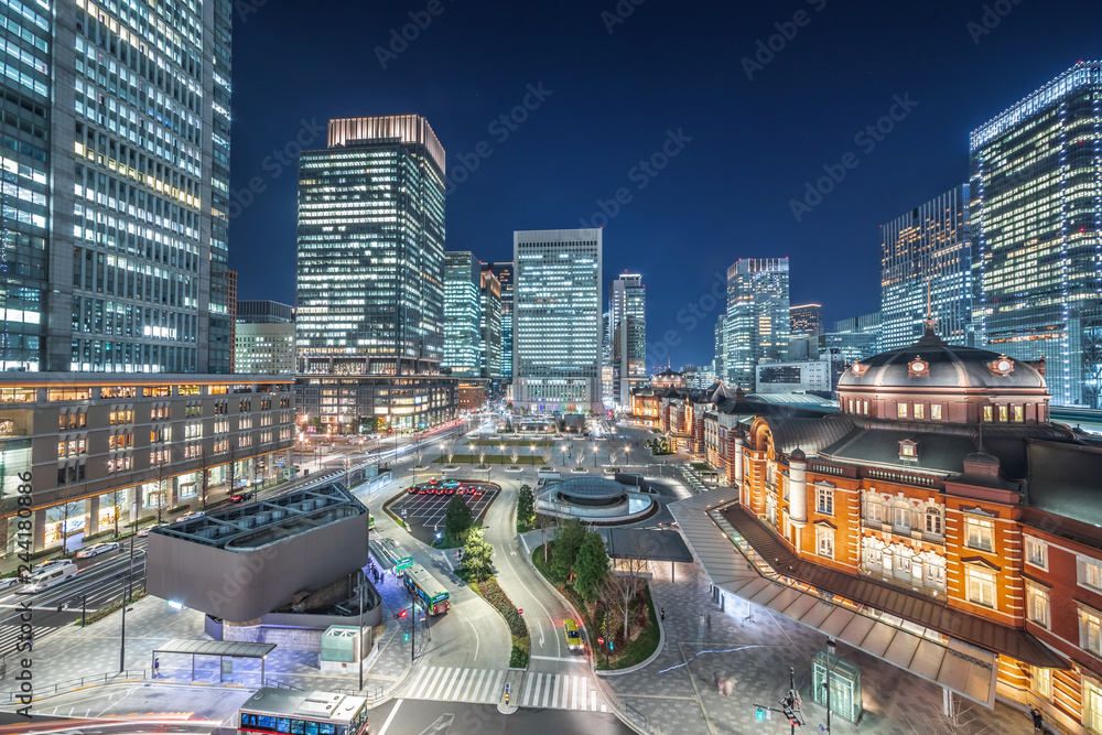 東京駅とビル群
