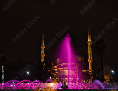 Eine bunte Fontäne von Springbrunnen bei Nacht photo