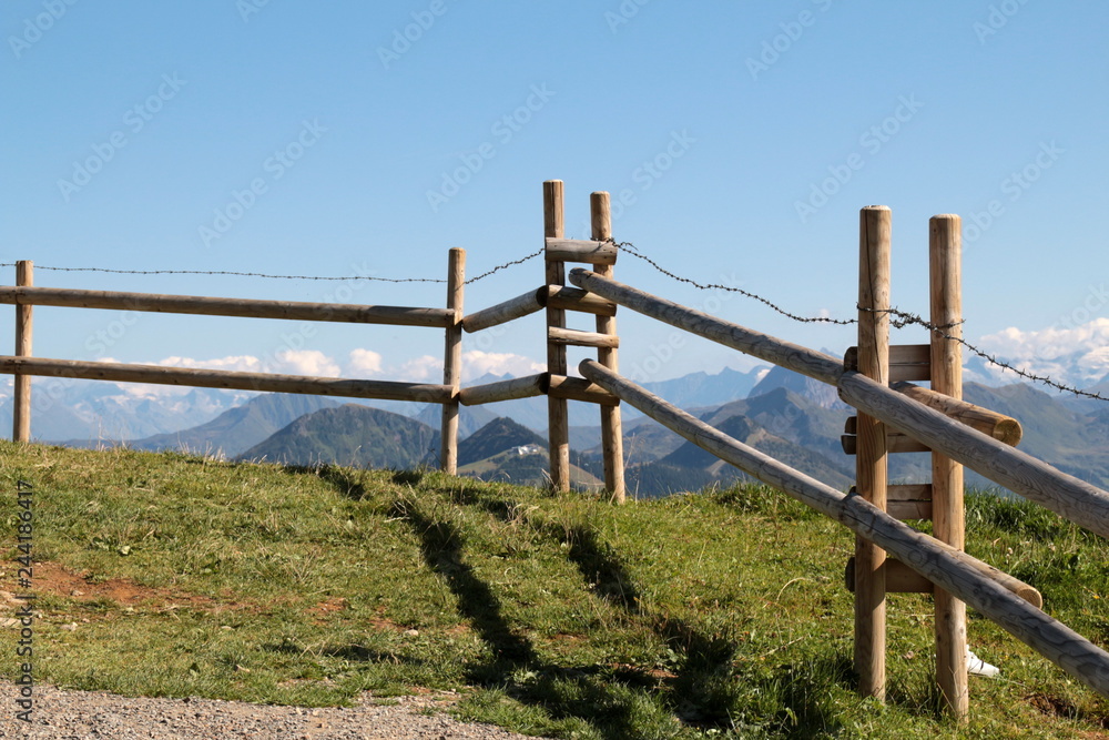 Holzzaun in den Alpen