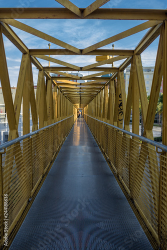 Puente amarillo en el río de Valencia