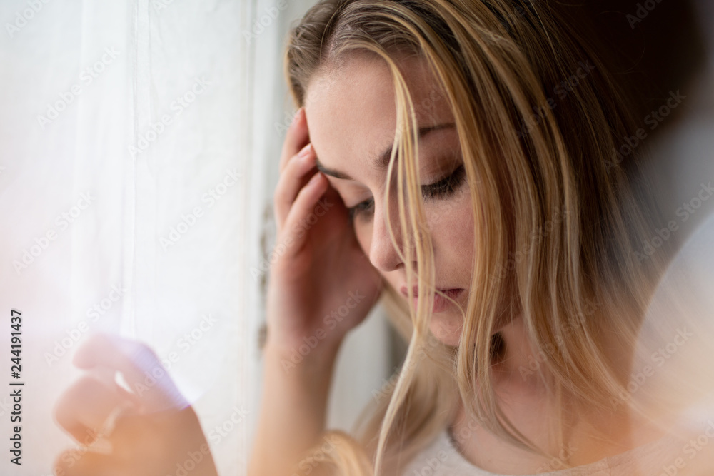 Obraz premium Candid shot of a beautiful teen woman