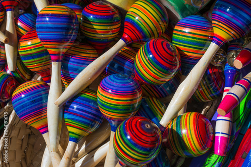 Slika na platnu Las maracas de colores de Tonalá Jalisco están agrupadas.