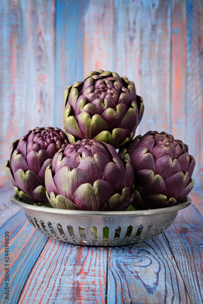 Fototapeta premium carciofi viola crudi e closeup con ingredienti