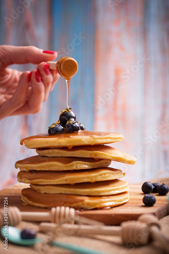 colata di miele sui pancake ai mirtilli photo