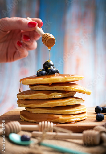 colata di miele sui pancake ai mirtilli photo
