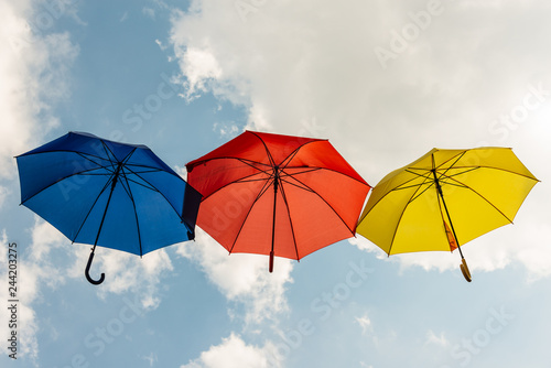 drei im Himmel fliegende Schirme