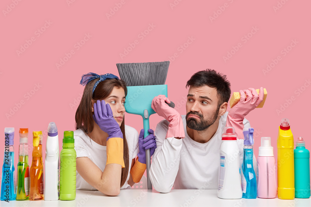Φωτογραφία Horizontal shot of frustrated busy woman and man being overworked and stressed,