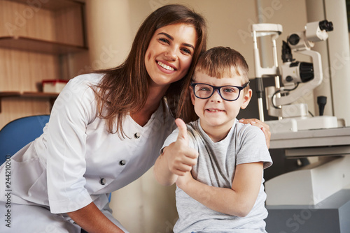 Εκτύπωση καμβά Female eye doctor sitting with the kid after doing the vision test