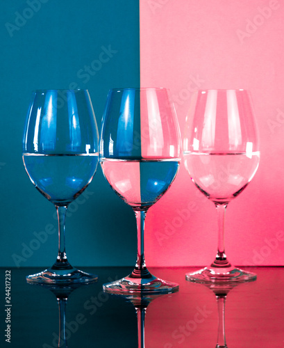 Calici di vino colorati a scacchiera