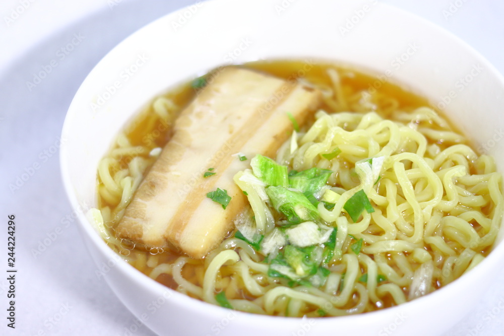 日本のラーメン(白背景)	