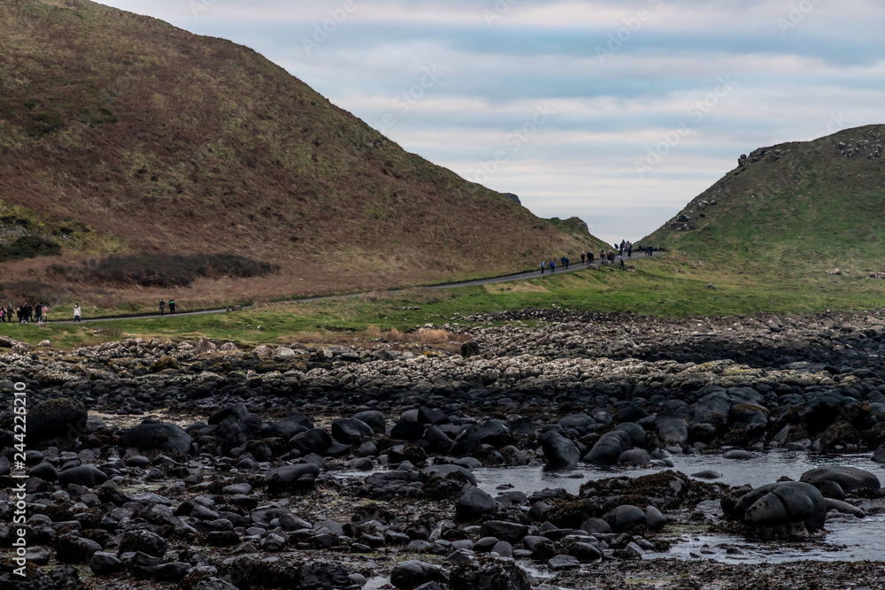 Obraz premium Beach and Mountains in Giant Causeway