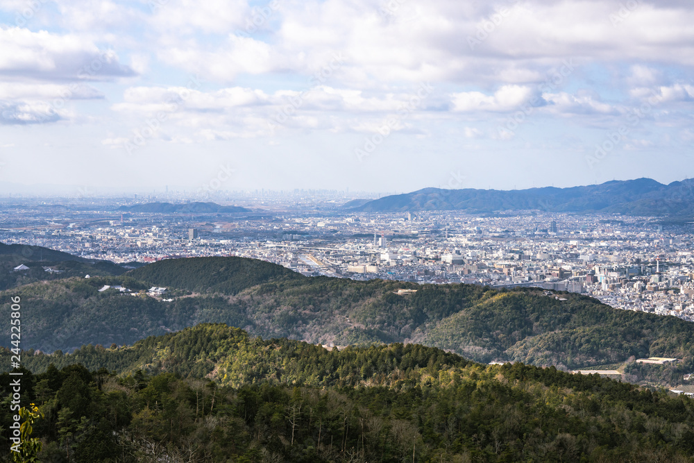《京都》伏見稲荷大社、稲荷山、京都駅、大阪方面を眺める foto de Stock Adobe Stock